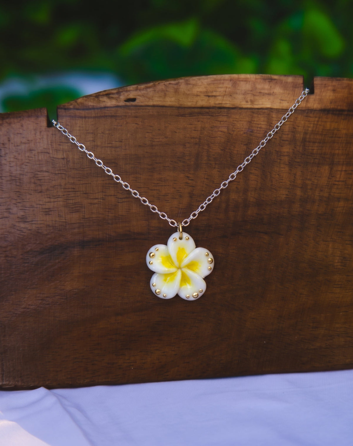 Collier Frangipanier – Moyenne argentée