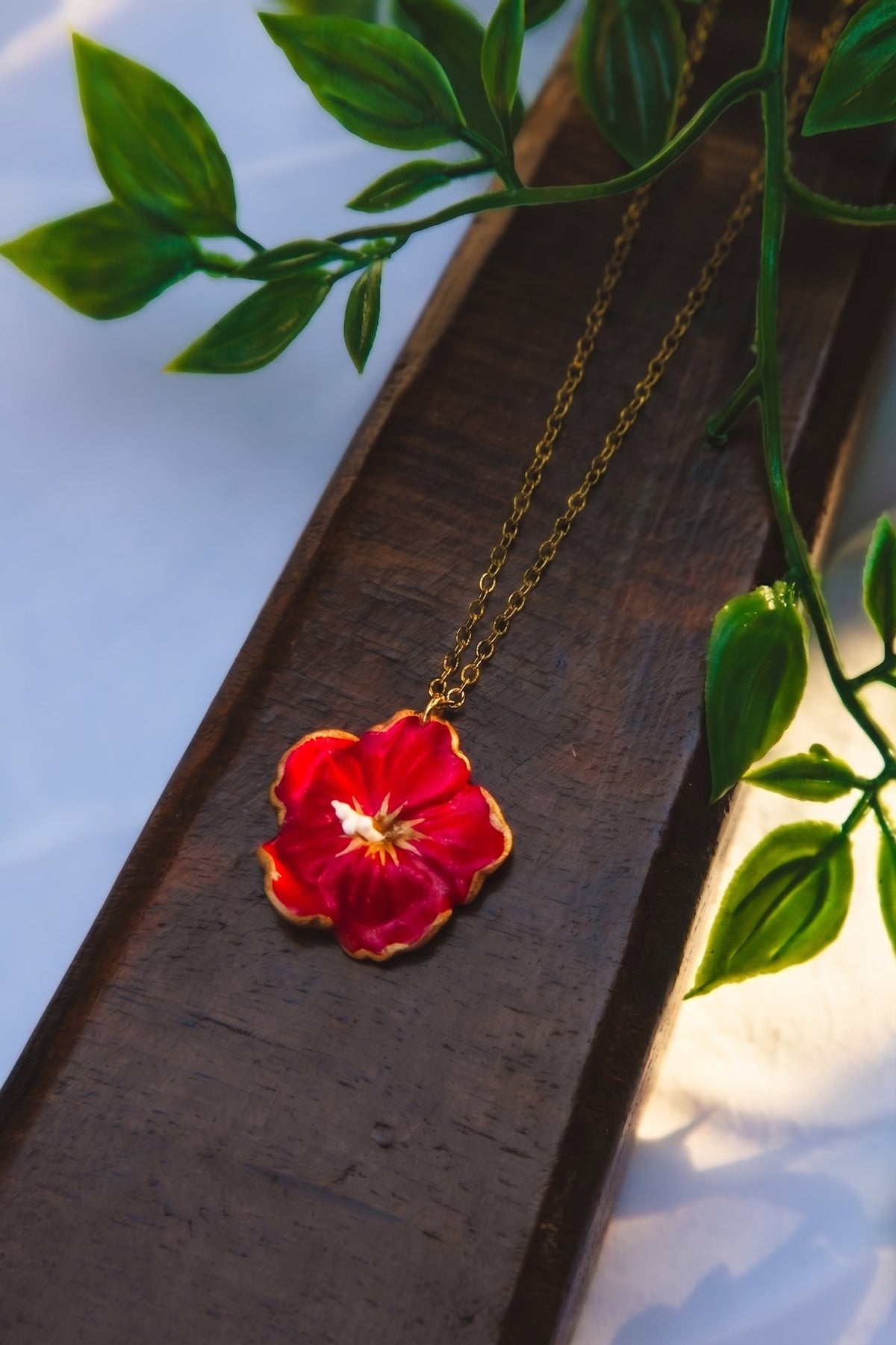 Collier Hibiscus – Moyenne dorée