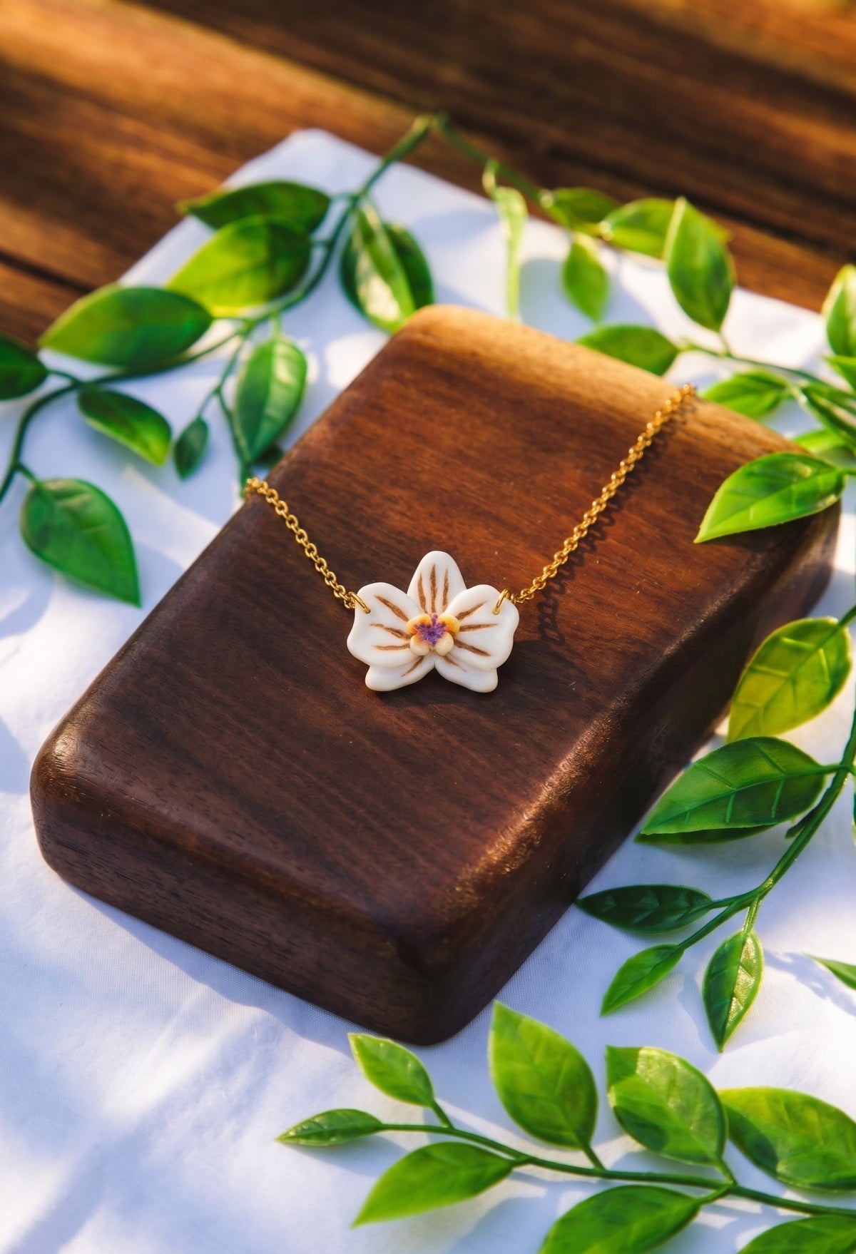 Collier Orchidée – Moyenne dorée