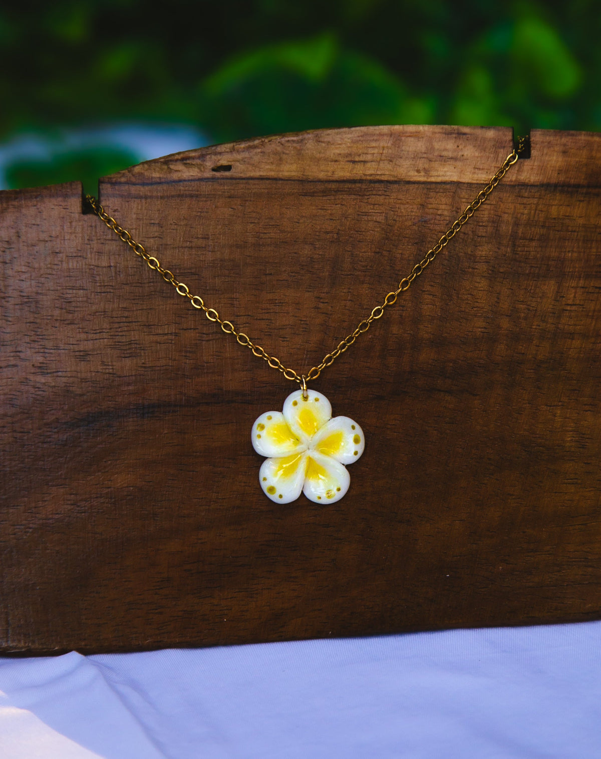 Collier Frangipanier – Moyenne dorée